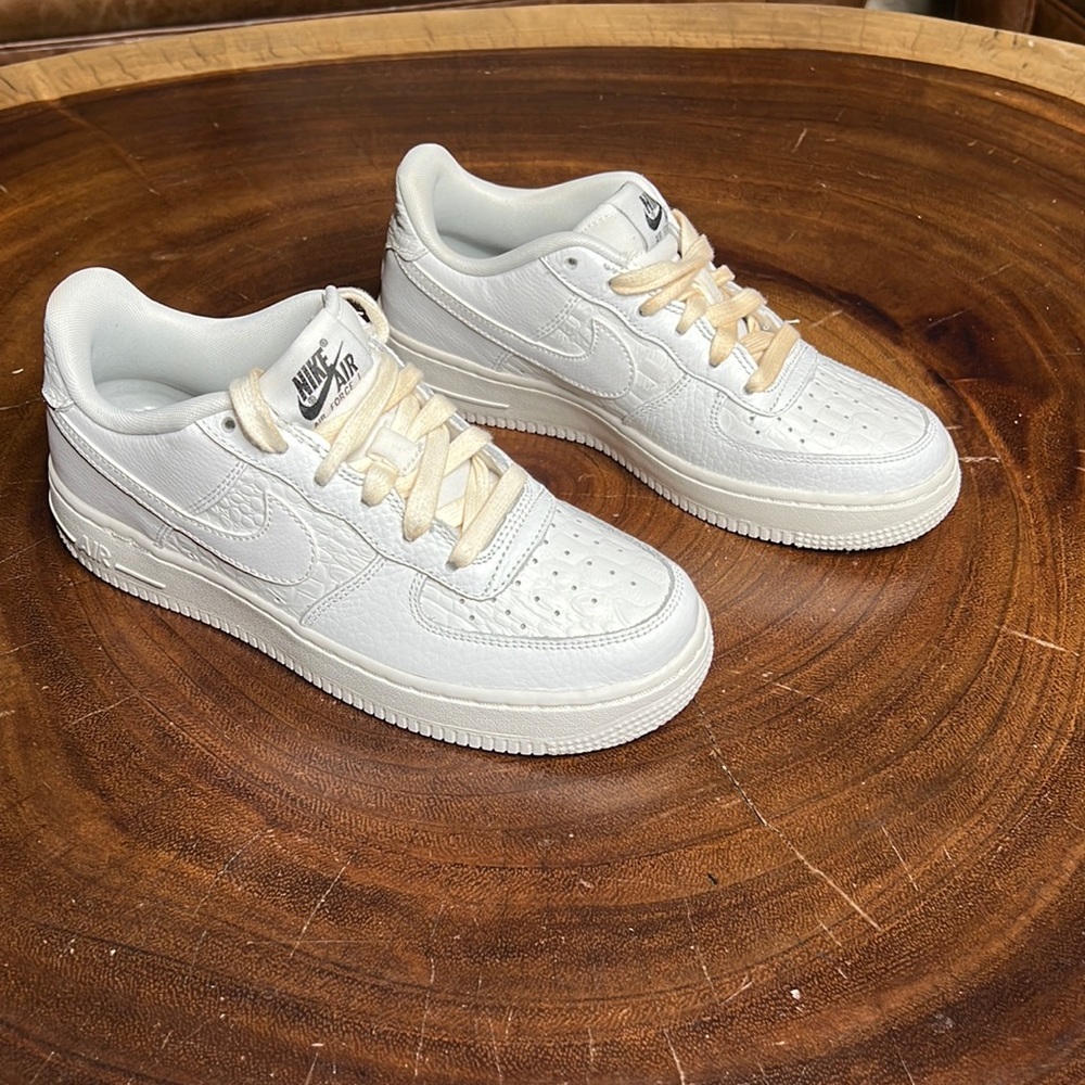 95: Nike: Air Force 1 LV8 (GS)
